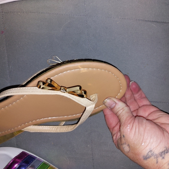 Tan flip-flops - Picture 3 of 3